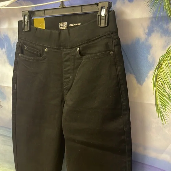 - Brand new with tags Woman’s Signature by Levi Strauss pull-on skinny. - Picture 6 of 15